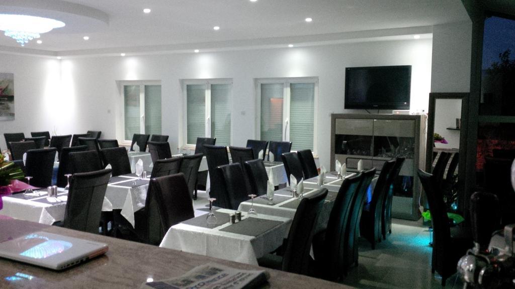 Hotel Restaurant Le Mistral Peipin Dış mekan fotoğraf